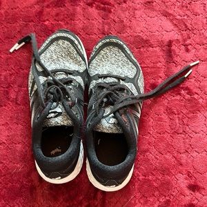 Women's tennis shoes